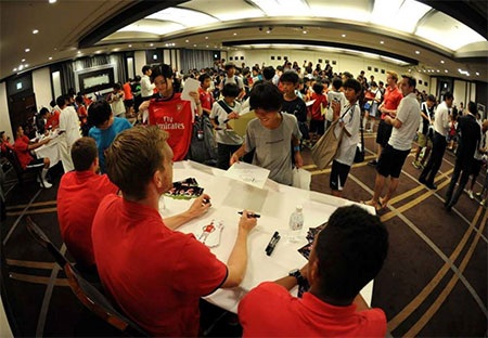 Họ đã ngồi thành các bàn để người hâm mộ tiện xin chữ ký