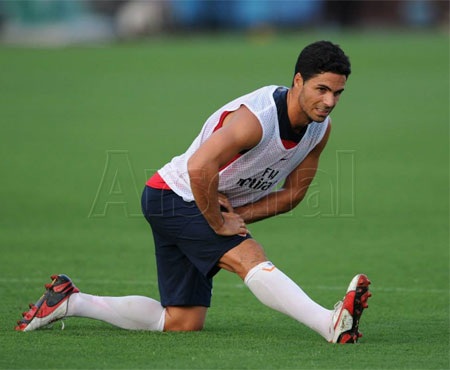 Arteta khởi động trước buổi tập