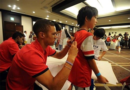 Gibbs ký lên lưng áo một CĐV nhí mặc áo Arsneal