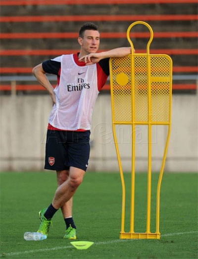 Koscielny trong khoảnh khắc nghỉ tập để quan sát đồng đội