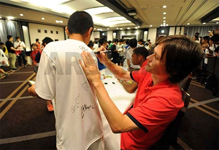 CĐV đến xin chữ ký của Rosicky