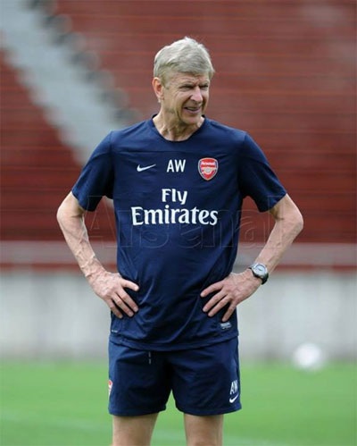 Wenger khá vui vẻ nhìn các học trò trên sân tập