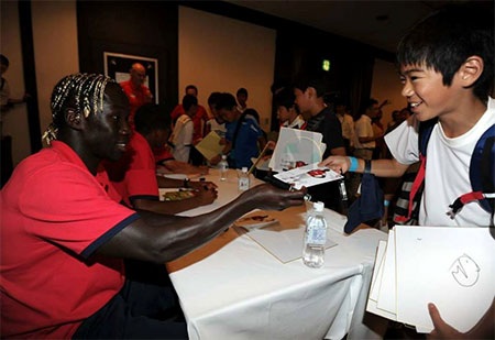 Cầu thủ chạy cánh phải của Arsenal tỏ ra vui vẻ khi giao lưu với các CĐV