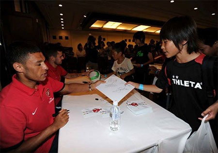 Cầu thủ chạy cánh phải của Arsenal tỏ ra vui vẻ khi giao lưu với các CĐV