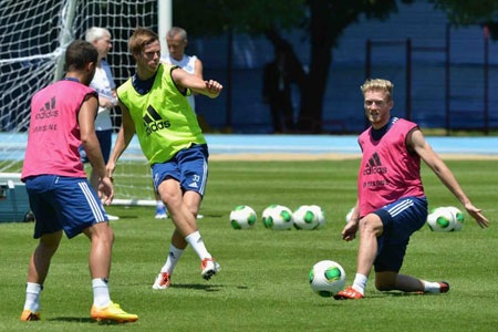 Tân binh Schurrle trong buổi tập