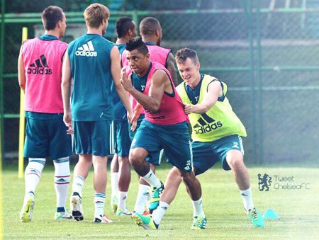 Tân binh Wallace và Josh McEachran trong buổi tập