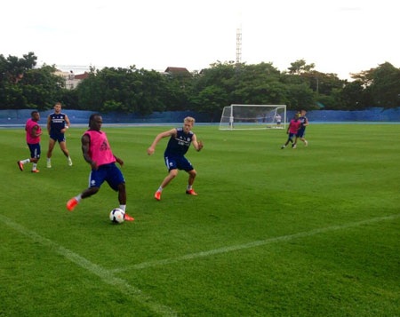 Moses và Schurrle tranh bóng