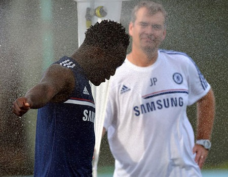 Essien cũng làm như đồng đội