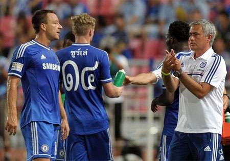 Mourinho có chiến thắng đầu tay với Chelsea - 3 Mourinho chỉ đạo học trò thi đấu