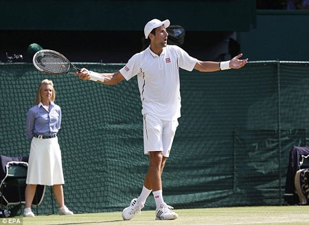 Andy Murray lần đầu tiên vô địch Wimbledon - 2 Djokovic cầm giao bóng không tốt ở trận này