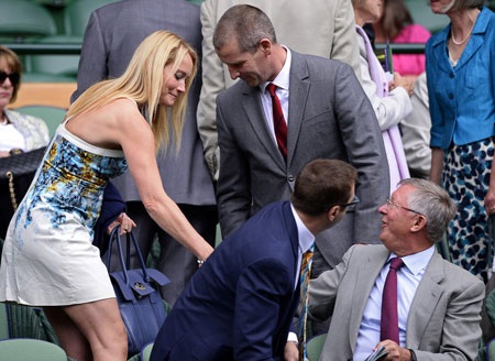 Ông vui vẻ gặp gỡ các người quen đến xem trận đấu giữa Murray và Verdasco