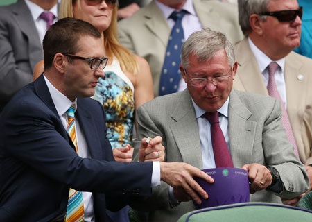 Và vị cựu thuyền trưởng của MU không bỏ được thói quen nhai kẹo