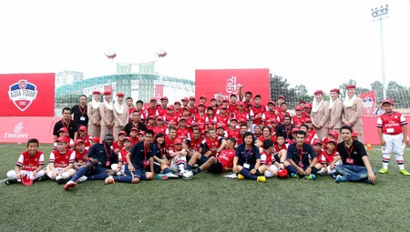 Hơn 100 cầu thủ nhí giao lưu với 6 ngôi sao của Arsenal, ảnh: Minh Phương
