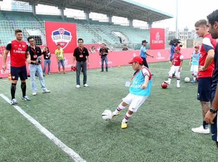 Một cầu thủ trẻ tự tin thi triển khả năng sút bóng trước mặt Giroud và Ramsey, ảnh: Minh Phương