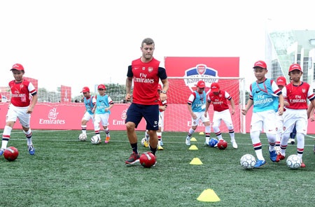 Wilshere trình diễn khả năng dẫn bóng, ảnh: Minh Phương