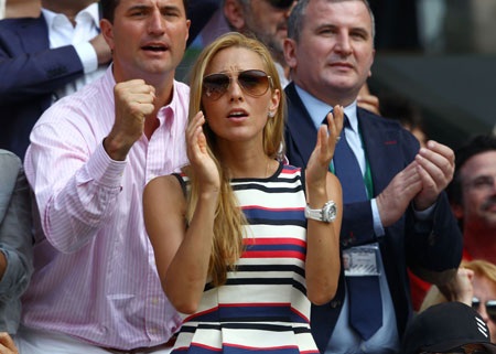 Cổ vũ cho người yêu trong pha bóng đánh anh đánh không tốt trong trận chung kết Wimbledon