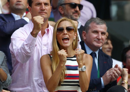 Vui mừng trước một pha bóng tốt của người yêu