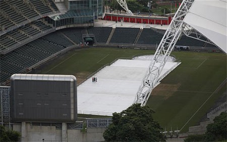 BTC đã phải có những biện pháp hữu hiệu hơn. Mặt sân đã được phủ bạt trước giờ bóng lăn