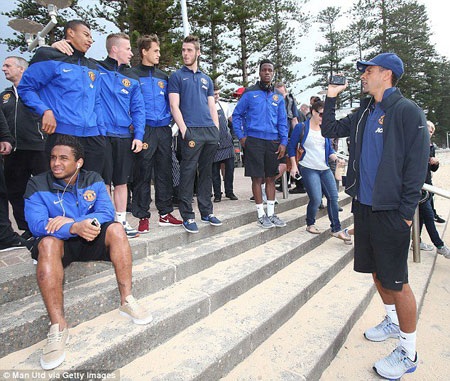 Phần lớn đội hình đi chơi ở bãi biển