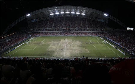 BTC đã phải có những biện pháp hữu hiệu hơn. Mặt sân đã được phủ bạt trước giờ bóng lăn