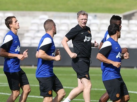 Moyes chỉ đạo các cầu thủ trẻ