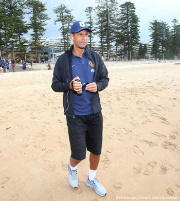 Rio Ferdinand và chiếc mũ có số 5, số áo của anh tại MU