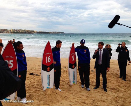 Các cầu thủ MU bên những chiếc ván lướt sóng có tên và số áo của họ