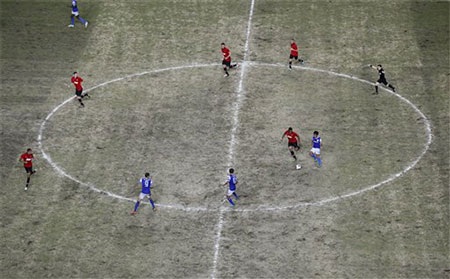 Khu vực giữa sân khá lầy lội đã ảnh hưởng phần nào đến trận đấu