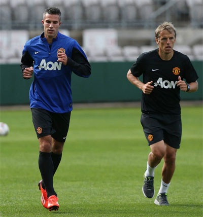 Van Persie tập luyện cùng vị trợ lý mới Phil Neville