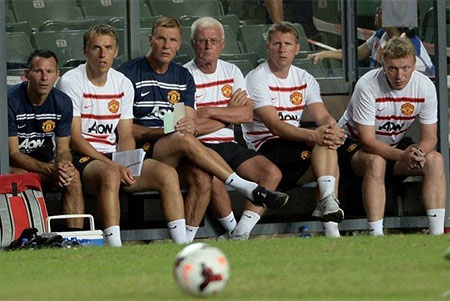 BHL của MU chăm chú theo dõi trận đấu