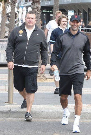 Giggs bị phát hiện đi riêng và anh không mặc đồng phục của MU