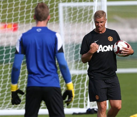 De Gea trao đổi với Chris Woods  . Đây mới là lần đầu tiên hai người gặp nhau