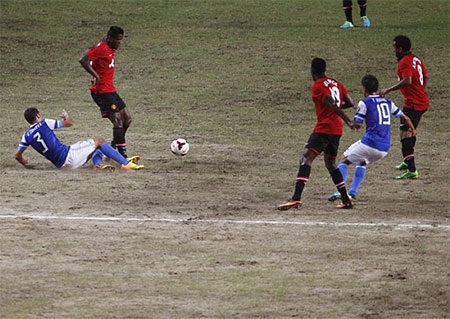 Các cầu thủ Kitchee rất gian nan trong việc giành bóng từ MU