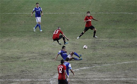 Cuộc chiến lầy lội ở giữa sân