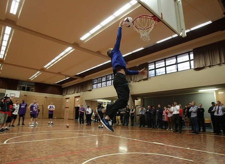 Thủ thành người TBN thực hiện một cú giậm nhảy đưa bóng rổ