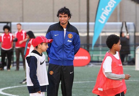 Fabio quan sát các em nhỏ chơi bóng