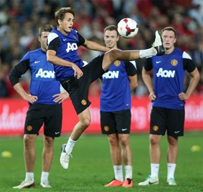 Januzaj thực hiện pha đỡ bóng