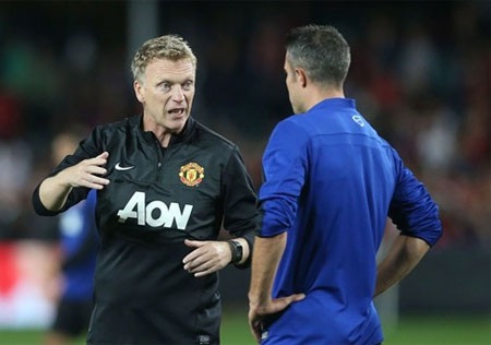 Moyes trao đổi với Van Persie