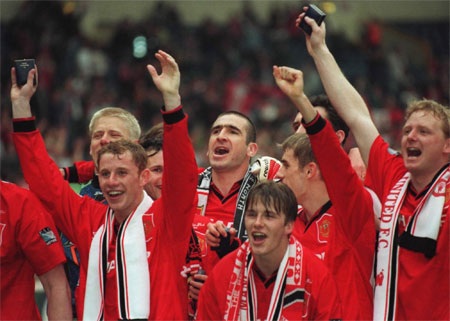 Nicky Butt (trái ) và David Beckham, Phil Neville với chiếc cúp vô địch FA Cup năm 1996