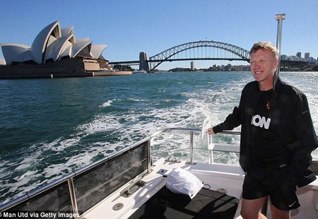 Phía sau Moyes có thể thấy Nhà hát Opera và cây cầu Harbour nổi tiếng