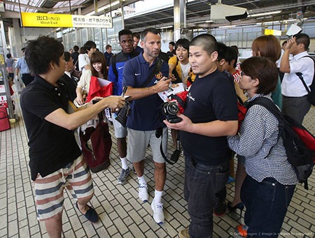 Người hâm mộ dễ dàng nhận ra các cầu thủ MU và ngay lập tức vây lấy để xin chữ ký