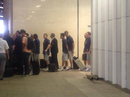 Đoàn của MU xếp hàng chờ ra ga