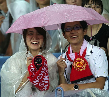 CĐV nước chủ nhà đội mưa đến xem MU tập luyện