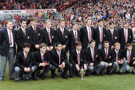 Nicky Butt (trái ) và David Beckham, Phil Neville với chiếc cúp vô địch FA Cup năm 1996