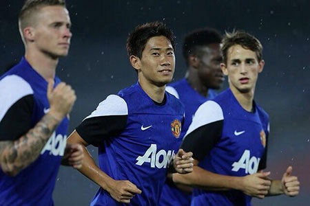 Kagawa bên đồng đội trẻ Januzaj