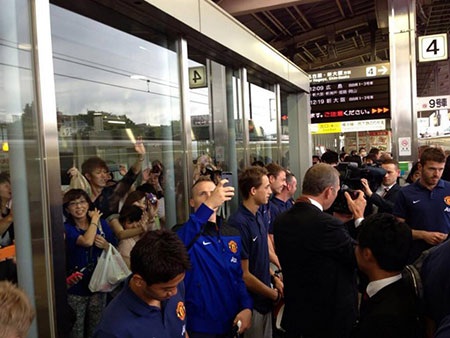 Moyes và đoàn MU đến ga tàu điện cao tốc
