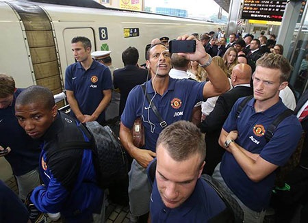 Rio Ferdinand ghi lại hình ảnh ở sân ga