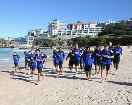 Các cầu thủ MU với bài tập chạy trên cát