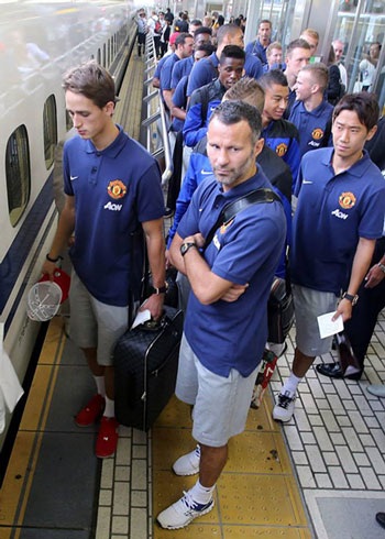 Giggs và các đồng đội chuẩn bị lên tàu
