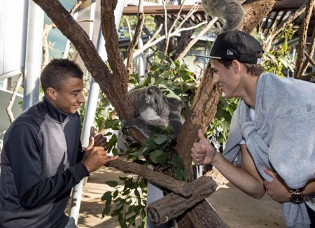 Tiền vệ trẻ Lingard và  Januzaj tại vườn thú Tanroga